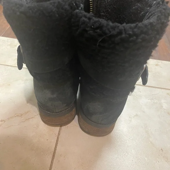 UGG. Black boots. Size 8. - Picture 4 of 11